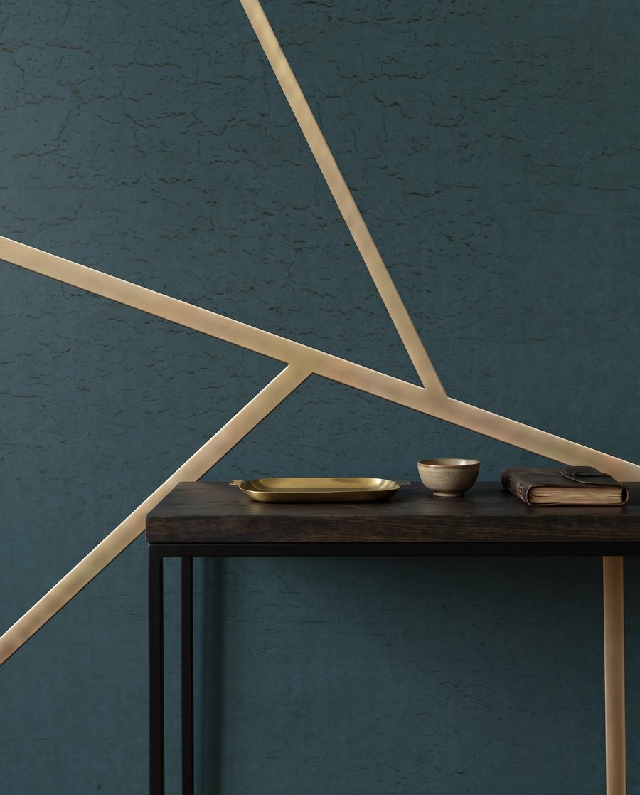 Linhas douradas em verde-floresta — detalhe