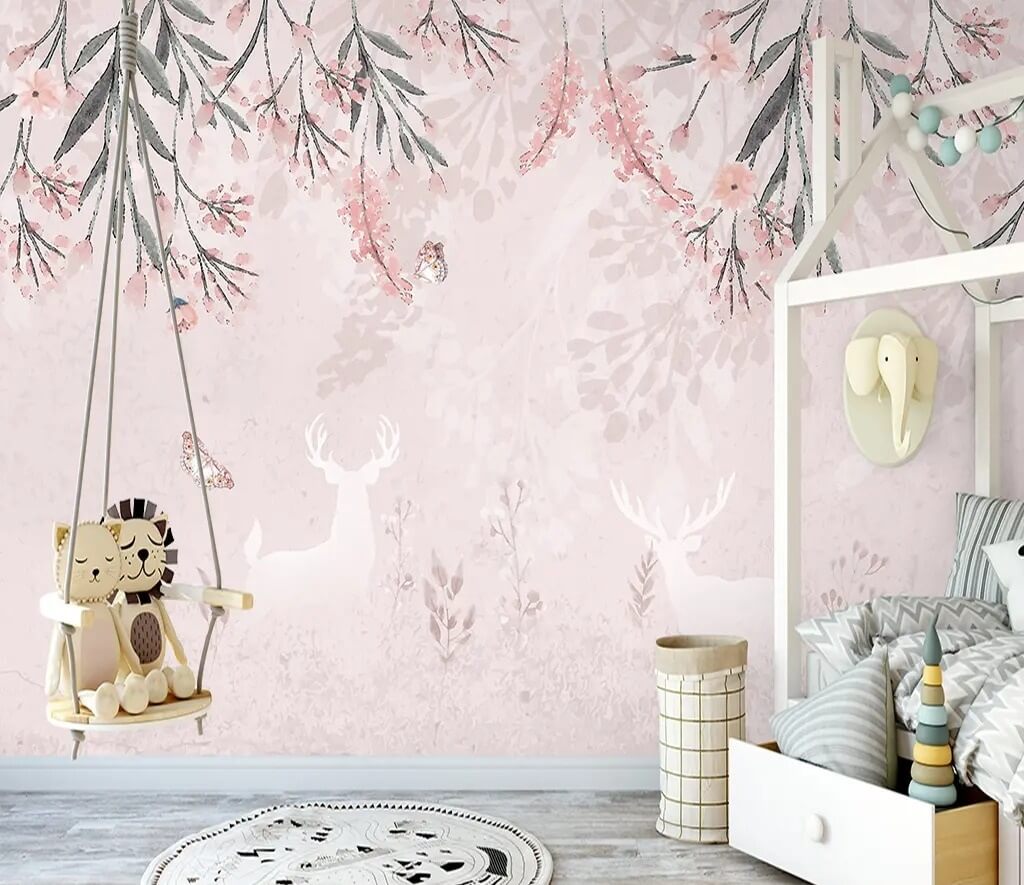 Folhas suspensas sobre rosa num interior