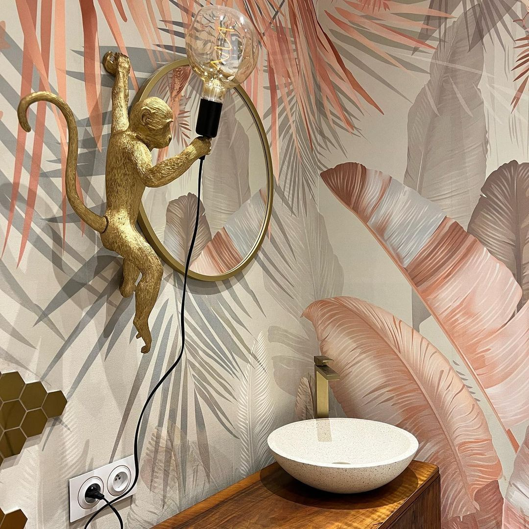 Folhas tropicais e aves num interior