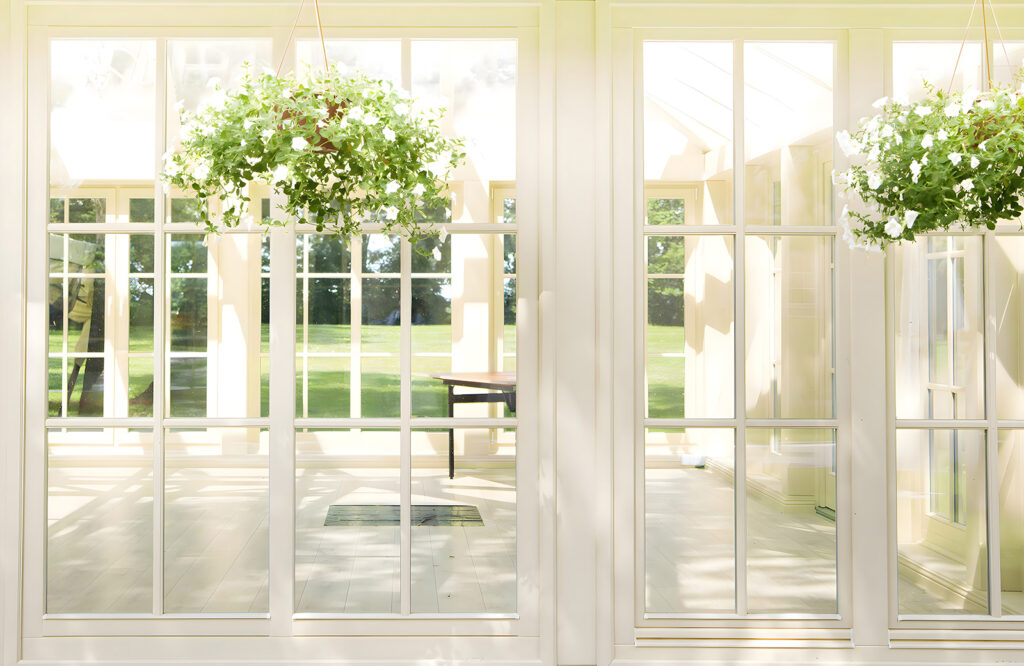 Portas brancas ao sol — design completo