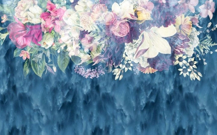 Flores sobre pinceladas azul-escuras — design completo