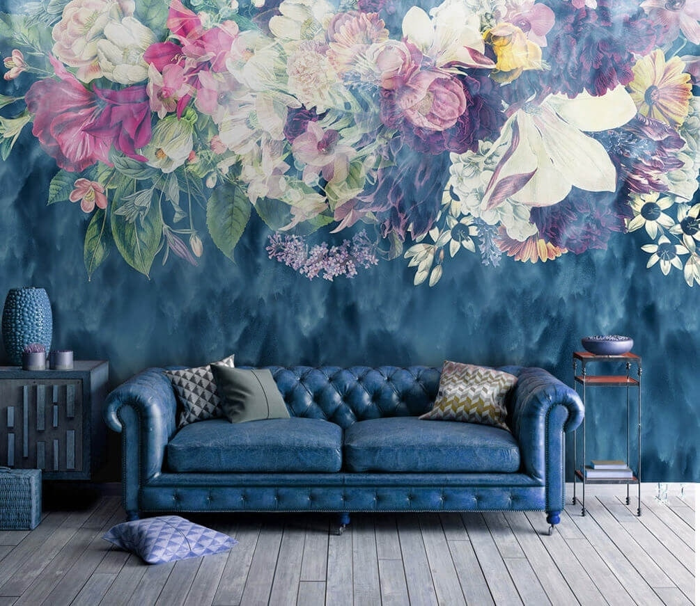 Flores sobre pinceladas azul-escuras — interior 1
