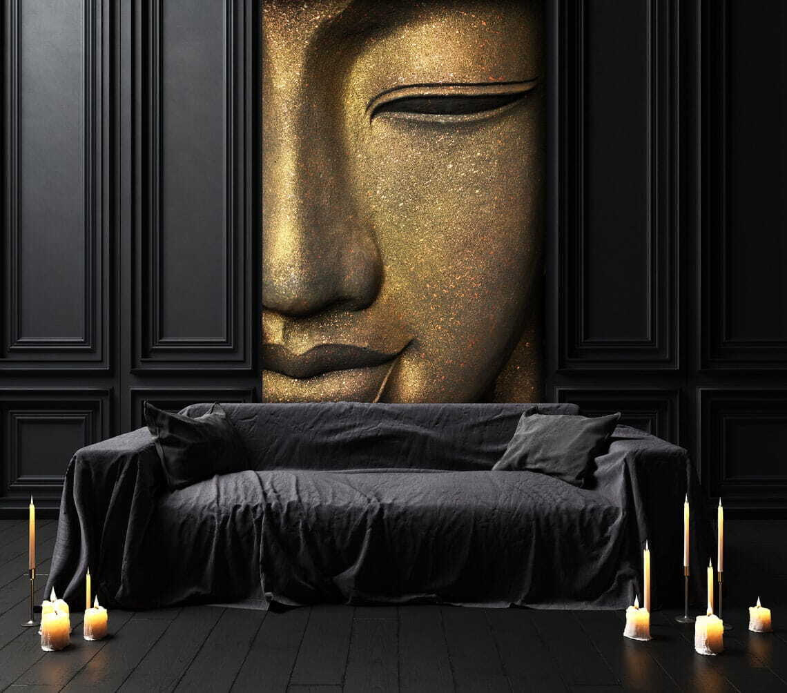 Escultura dourada de rosto num interior