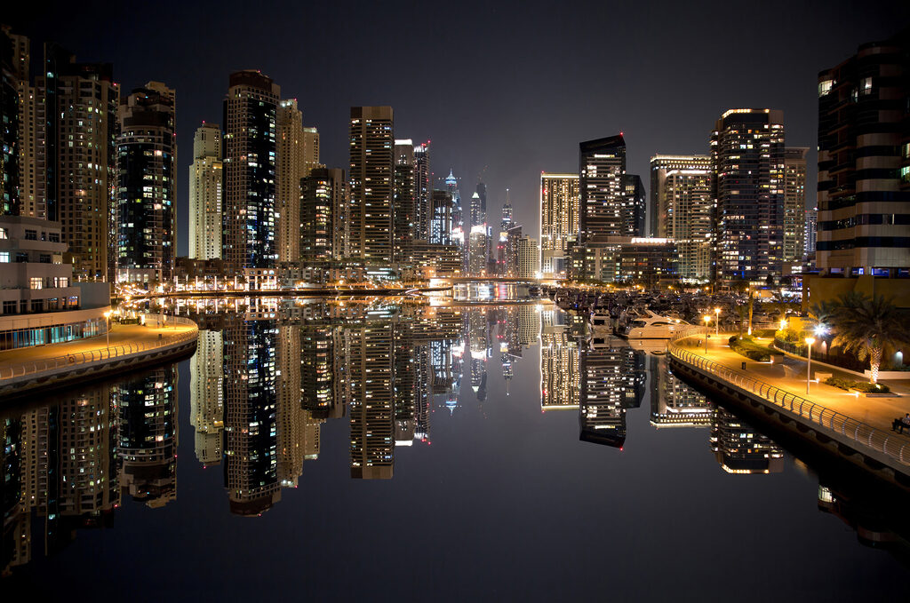 Luzes noturnas no canal — design completo