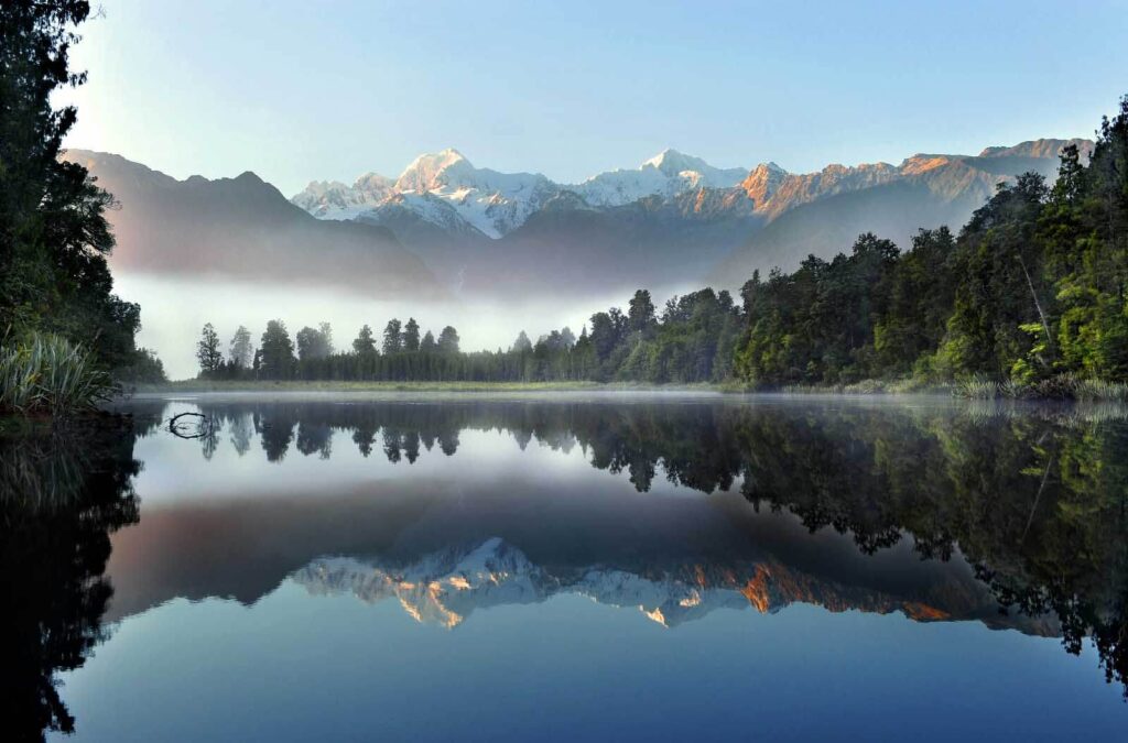 Montanhas refletidas no lago — design completo