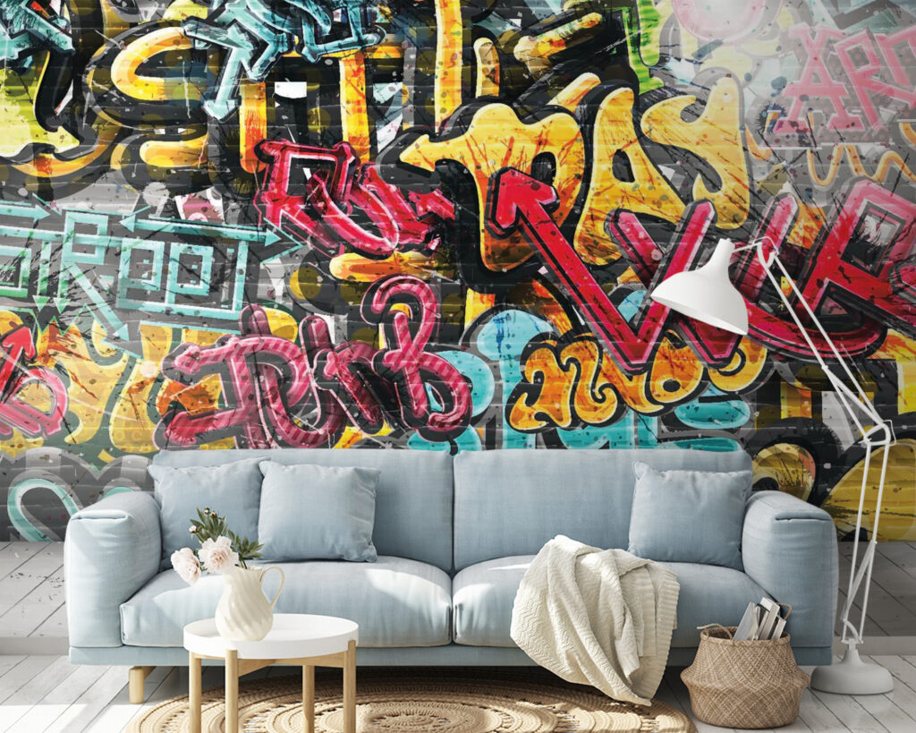 Parede cheia de graffiti num interior
