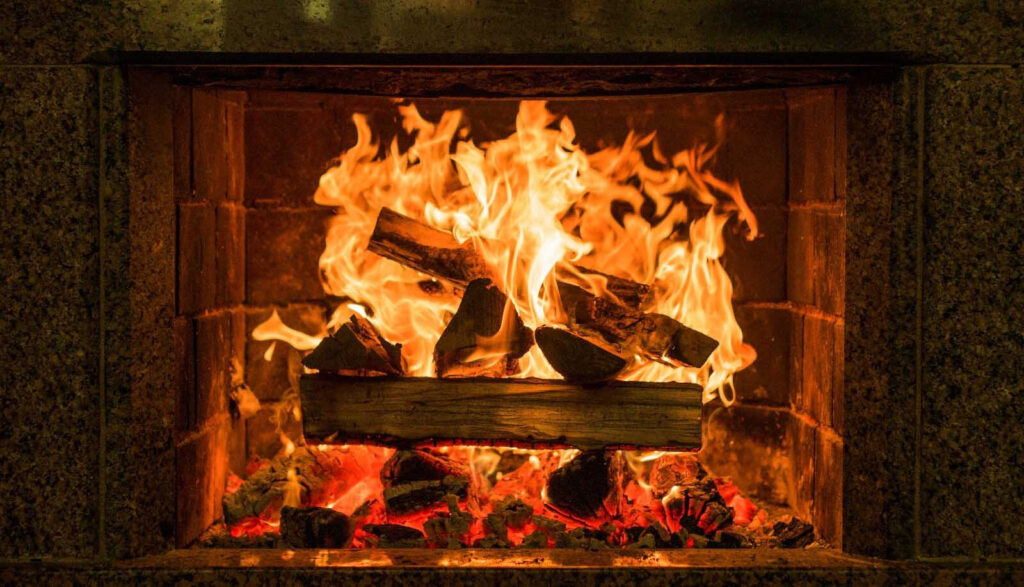 Fogo em lareira escura — design completo