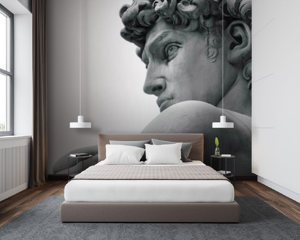 Estátua olha para trás num interior