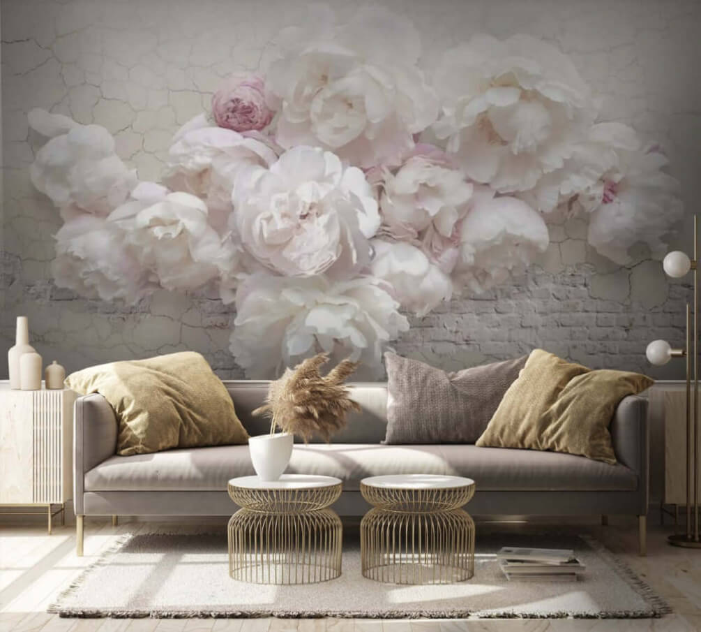 Rosas sobre branco rachado num interior