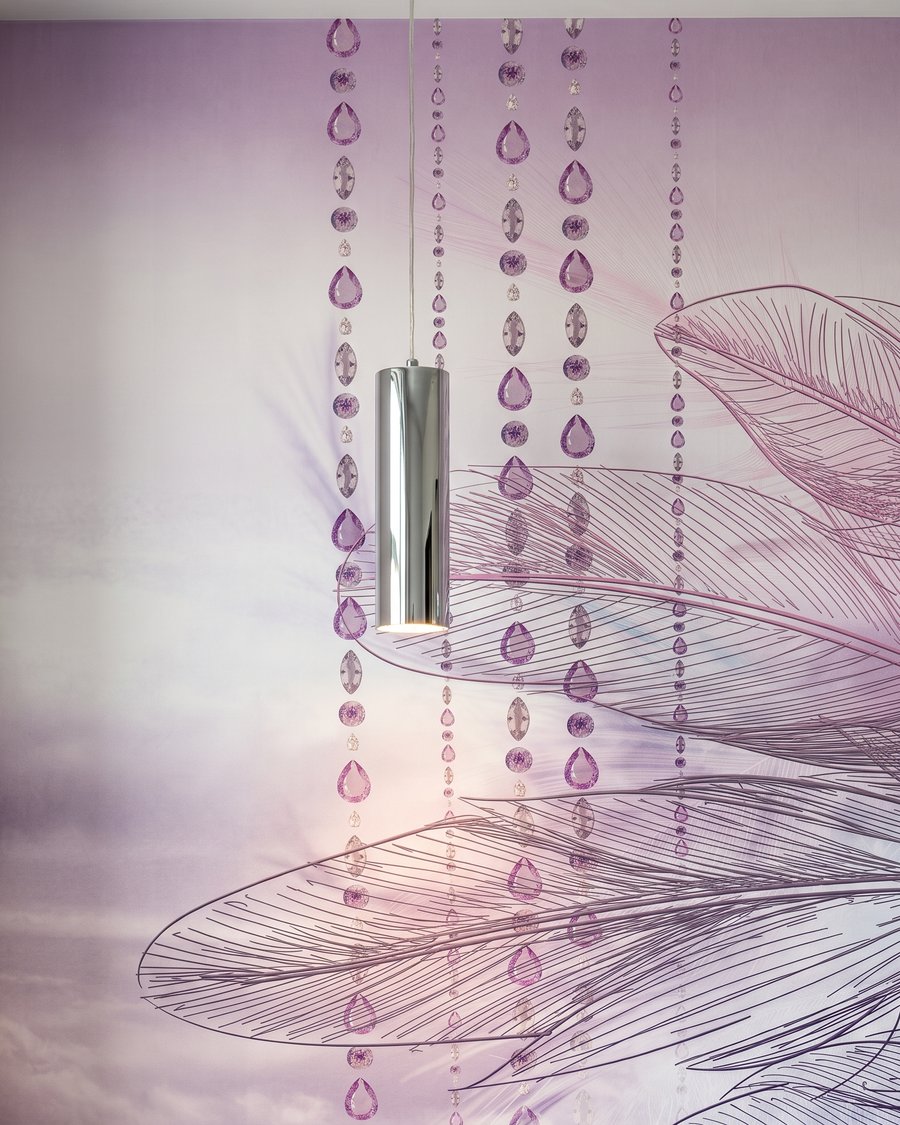 Balouço roxo entre penas — detalhe