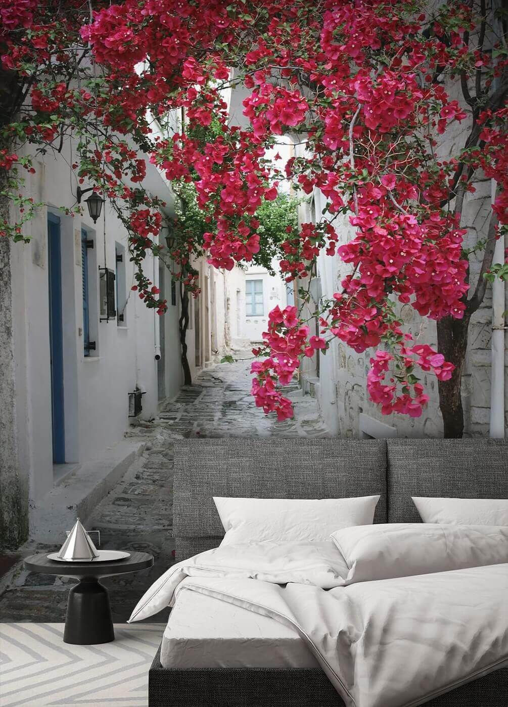 Rua de flores vermelhas num interior