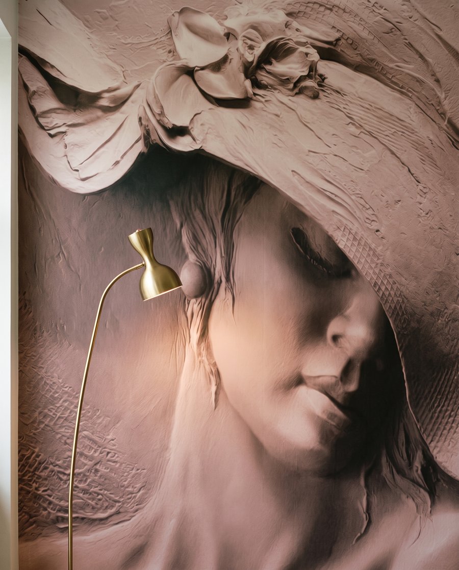 Mulher de chapéu ondulado — detalhe
