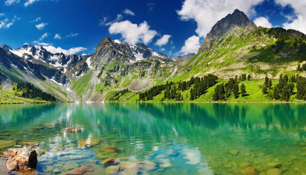 Montanhas refletidas em turquesa — design completo