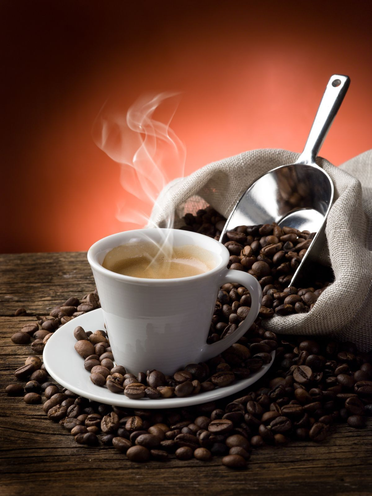 Café fumegante entre grãos — design completo