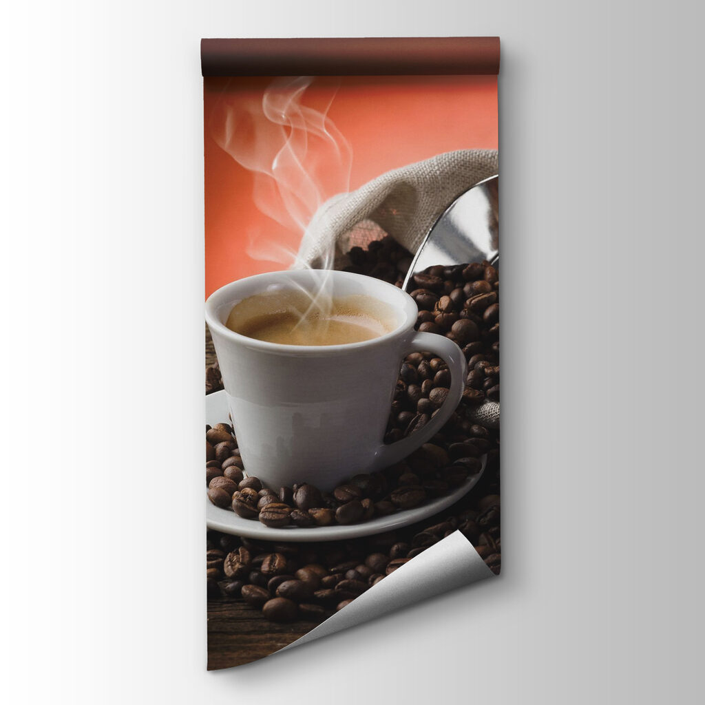 Café fumegante entre grãos — vista do produto