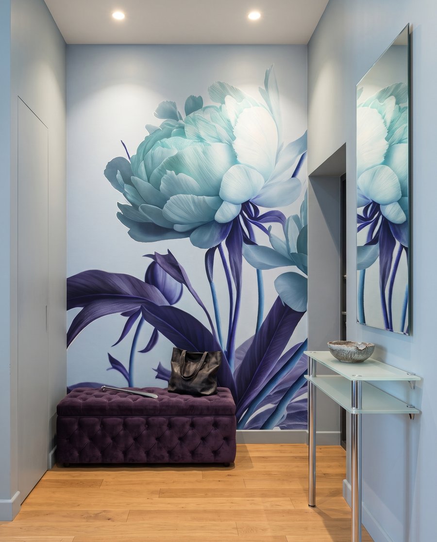Duas flores em hastes num interior