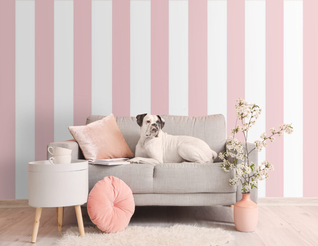 Riscas cor-de-rosa em creme num interior