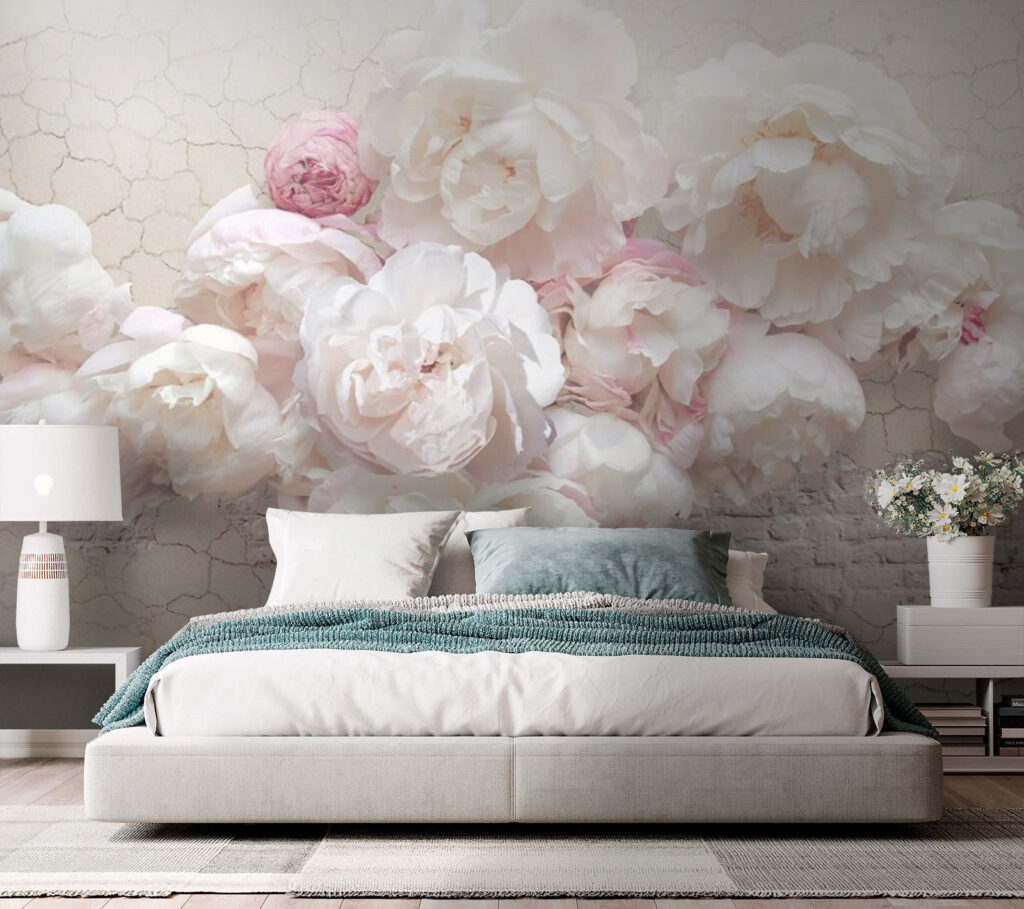 Rosas sobre branco rachado num interior