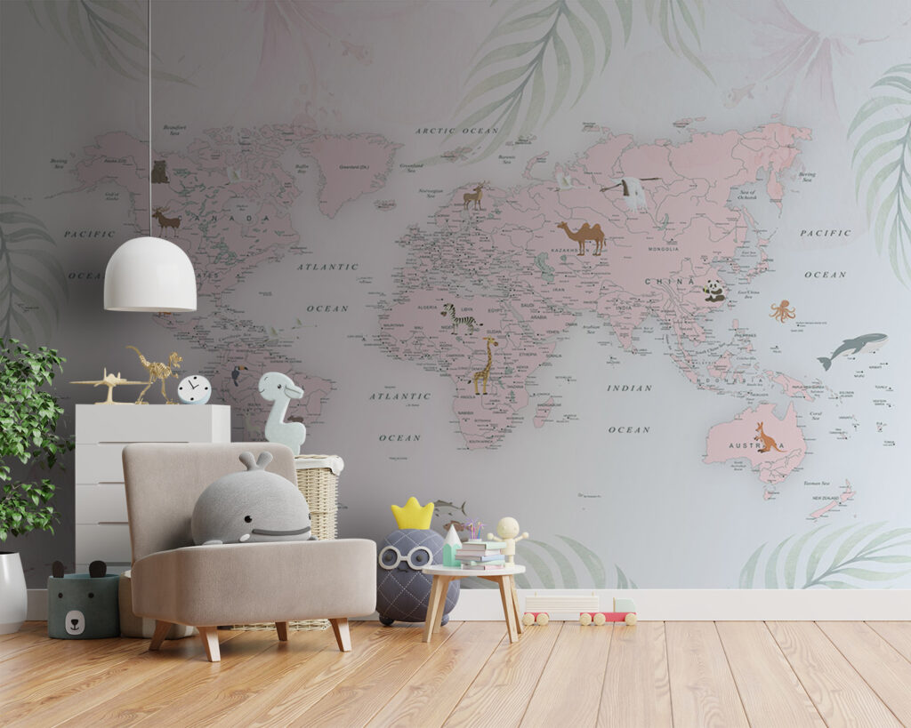 Mapa-mundo entre folhas pastel num interior