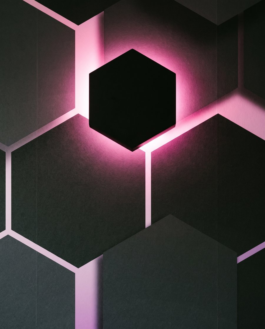 Hexágonos escuros com luz — detalhe