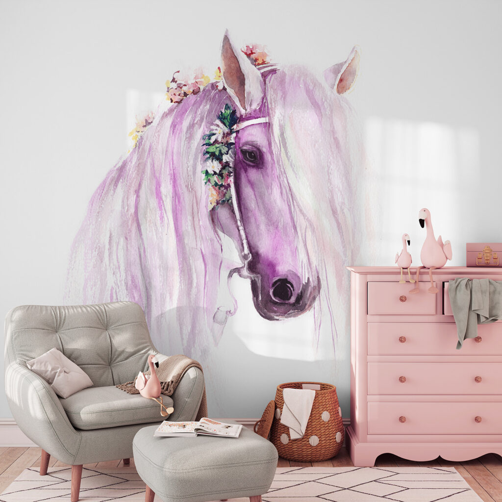 Cavalo branco com flores num interior