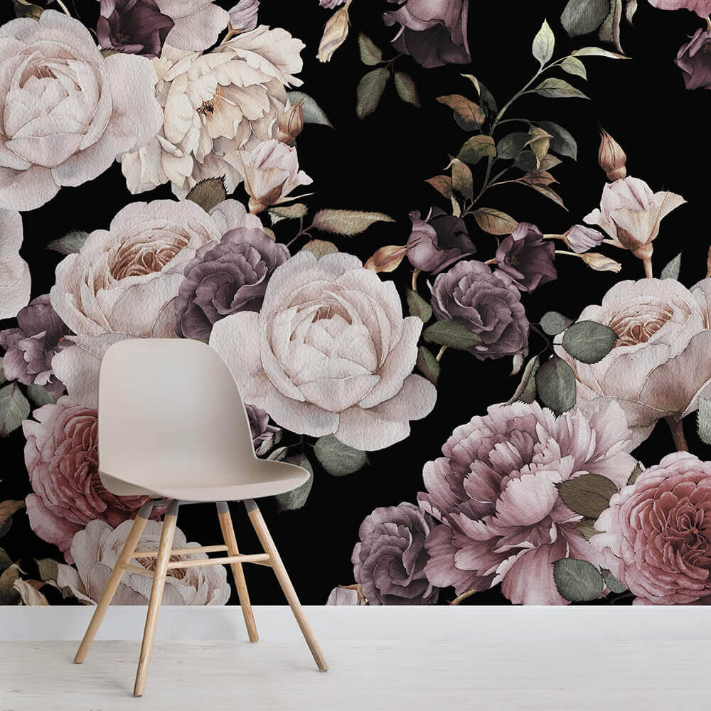 Rosas sobre fundo preto num interior