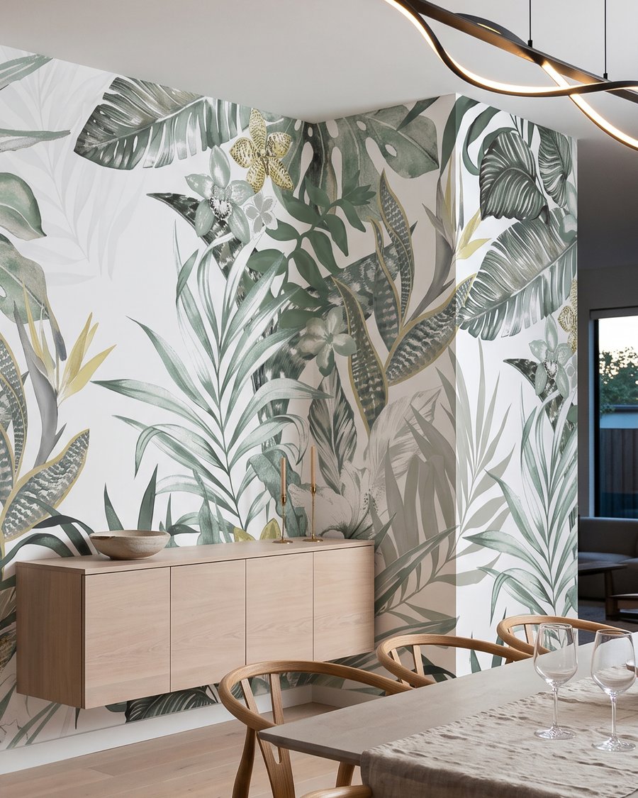 Folhas tropicais em linhas num interior