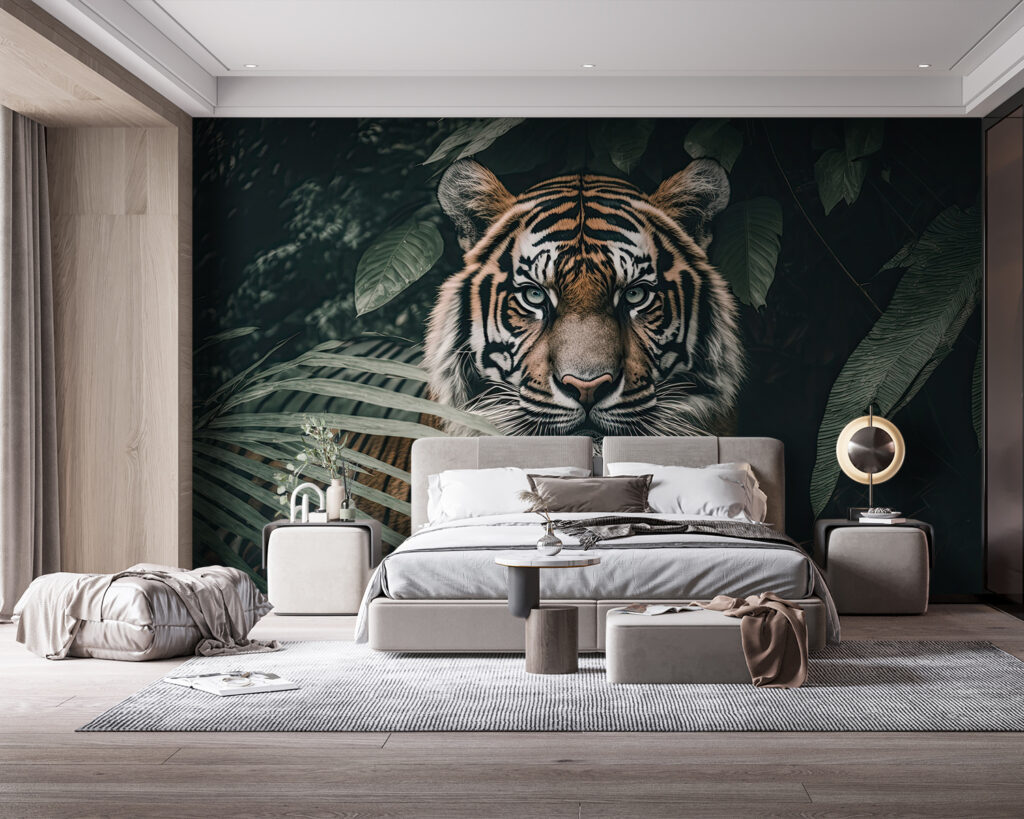 Tigre entre folhas escuras — interior 1