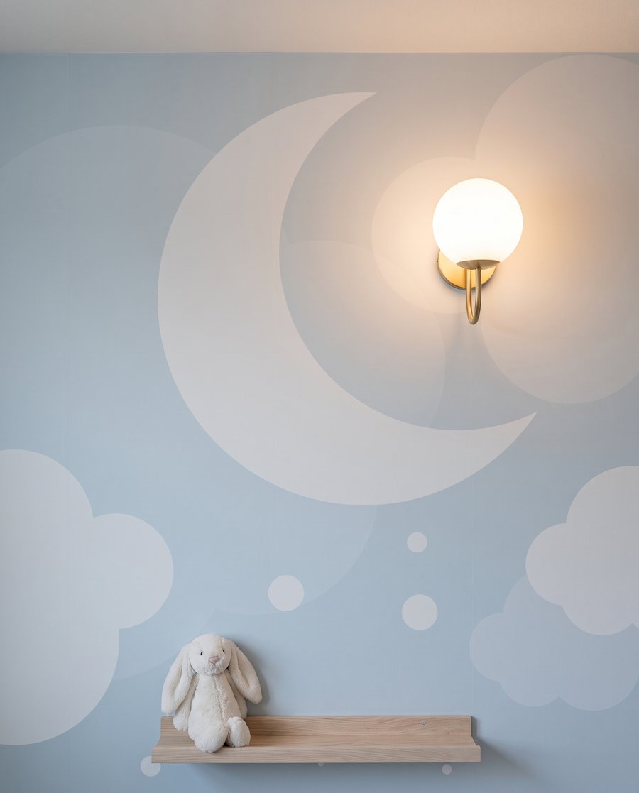 Lua entre nuvens azuis — detalhe