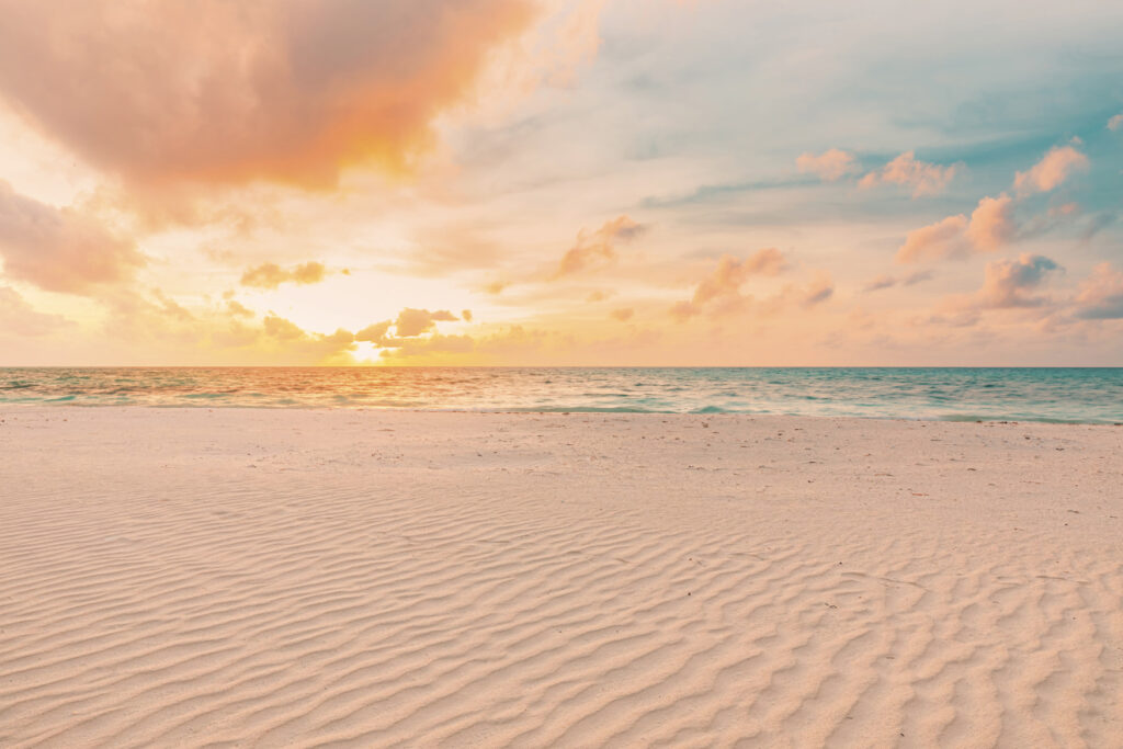 Areia ondulada ao entardecer — design completo