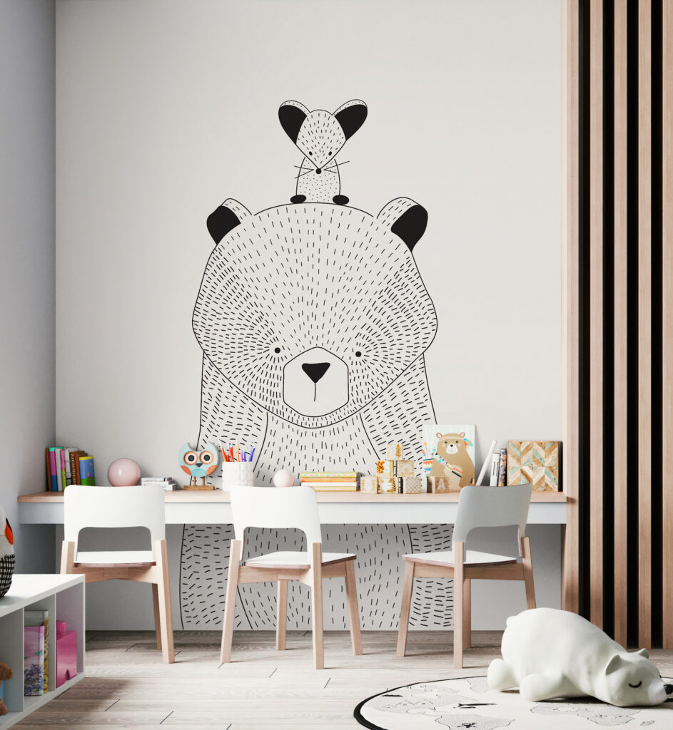 Urso com um ratinho num interior