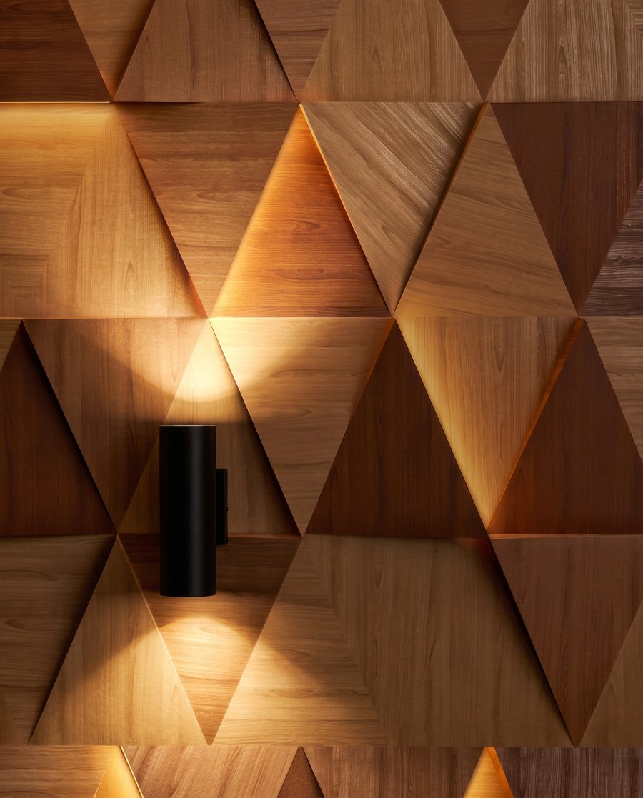 Triângulos em luz âmbar — detalhe