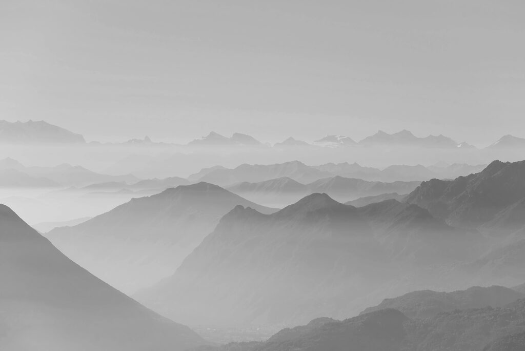 Montanhas na neblina — design completo