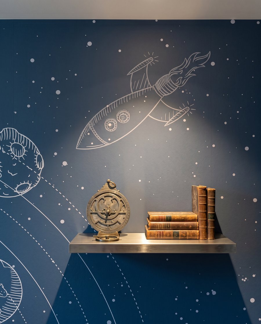 Astronauta entre órbitas — detalhe