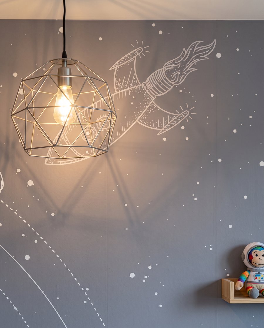 Astronauta entre órbitas — detalhe