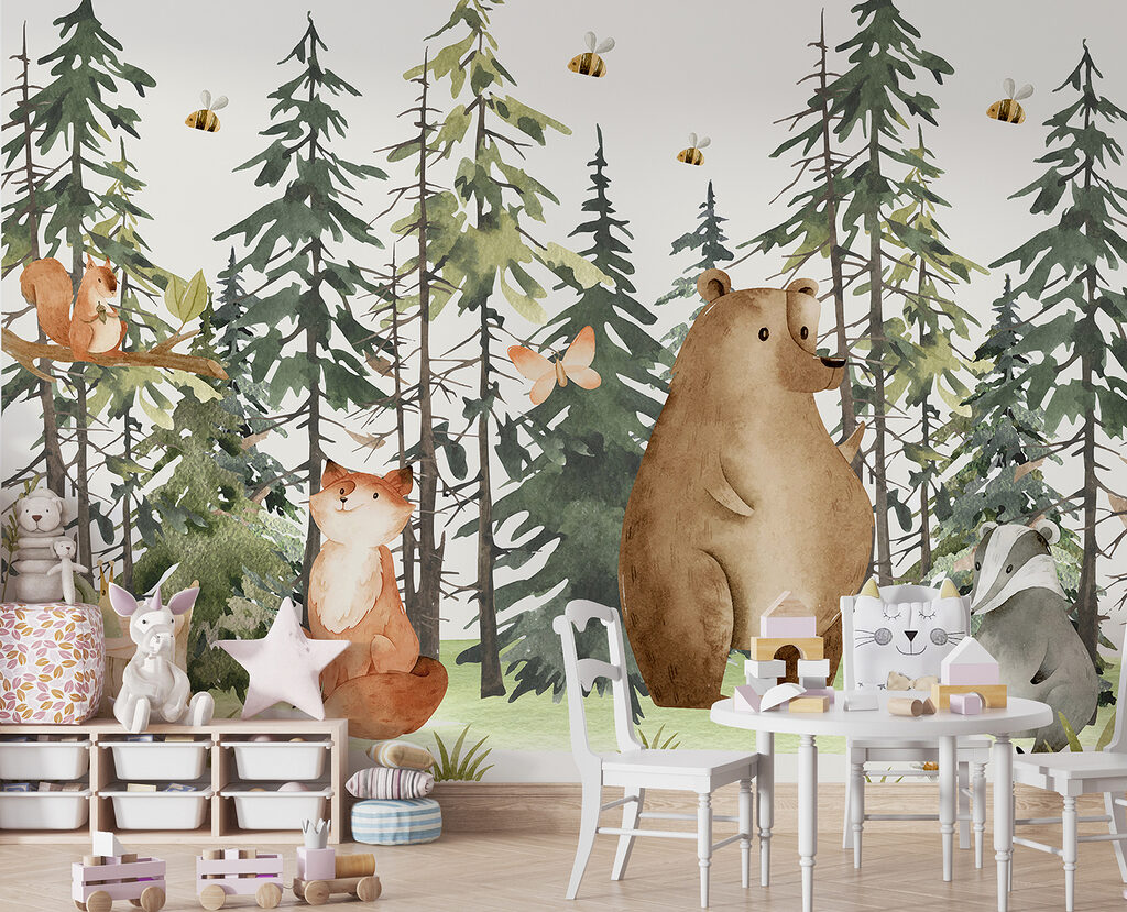 Um urso entre pinheiros num interior