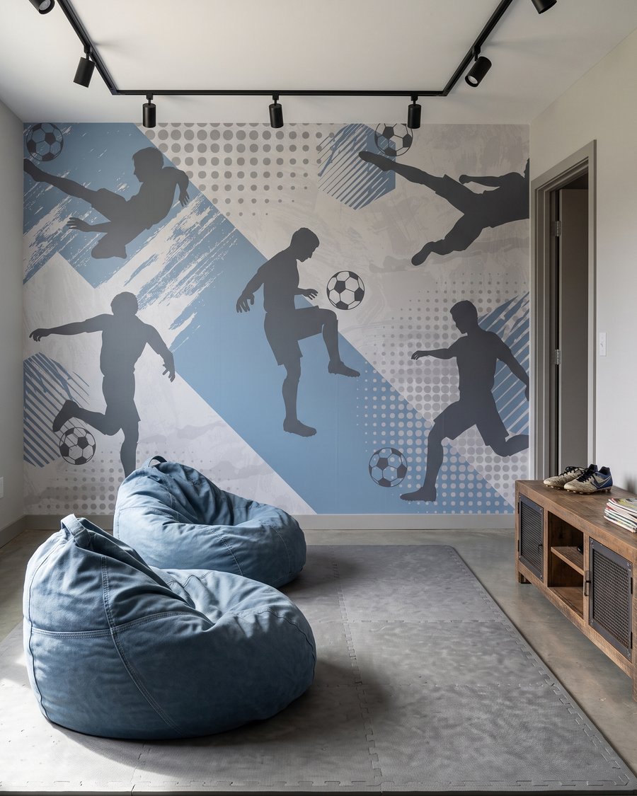 Futebolistas em movimento num interior