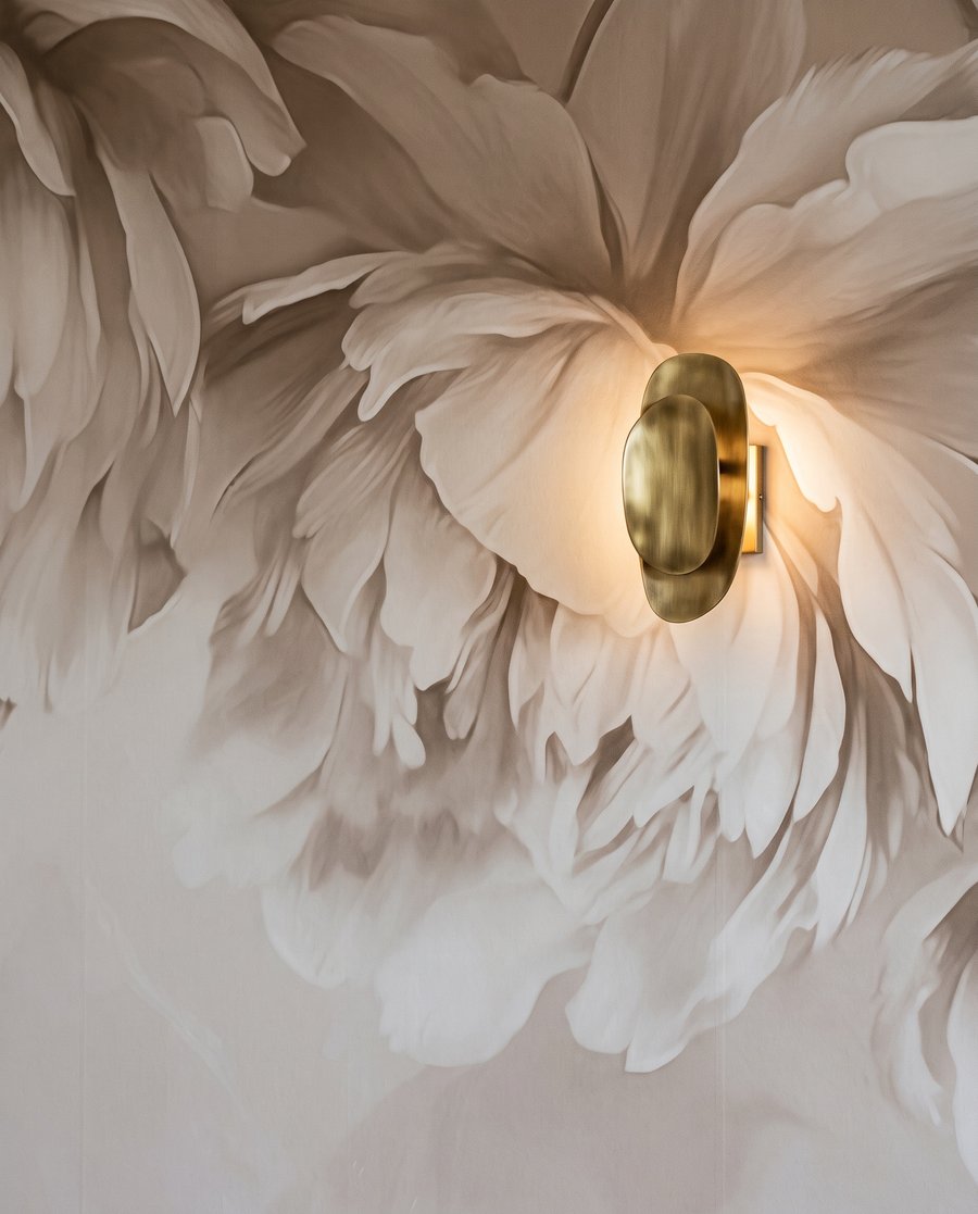 Flores pendentes em creme — detalhe